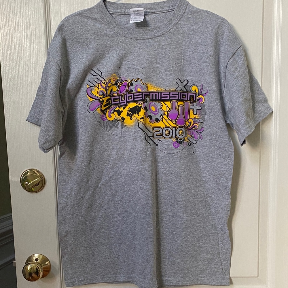 Gildan Gray unisex T-Shirt with Colorful Graphic